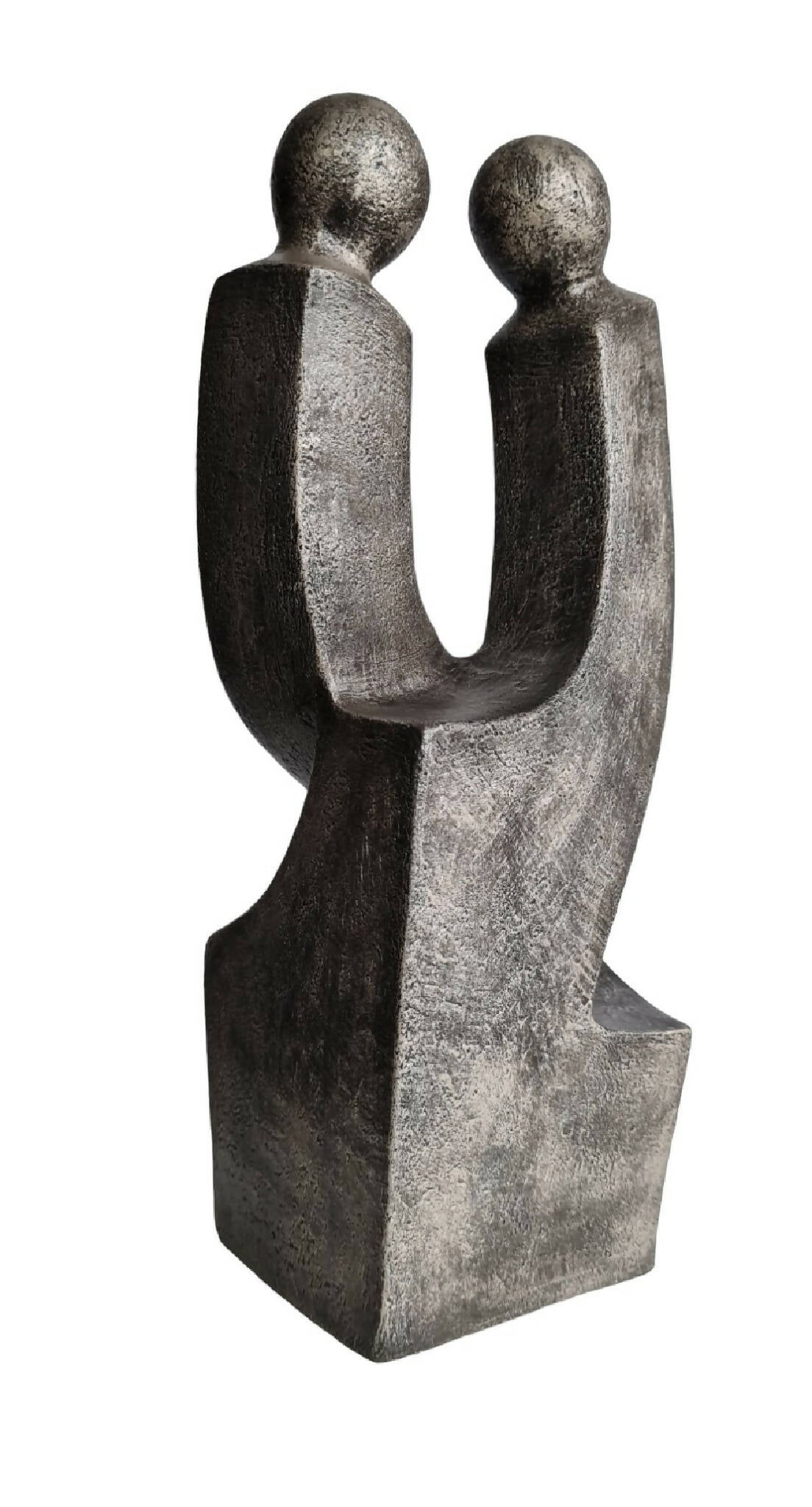 Sculpture de couple en métal gris patiné, vue de face sur socle rectangulaire
