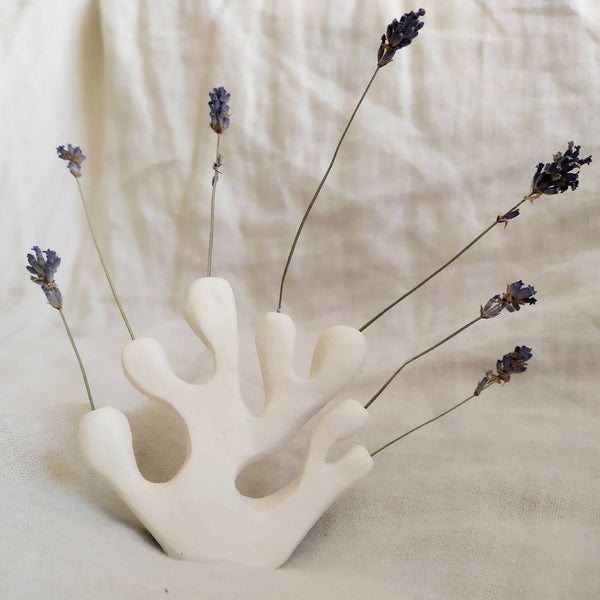 Vase sculpté algue-corail blanc, forme corail avec plusieurs branches