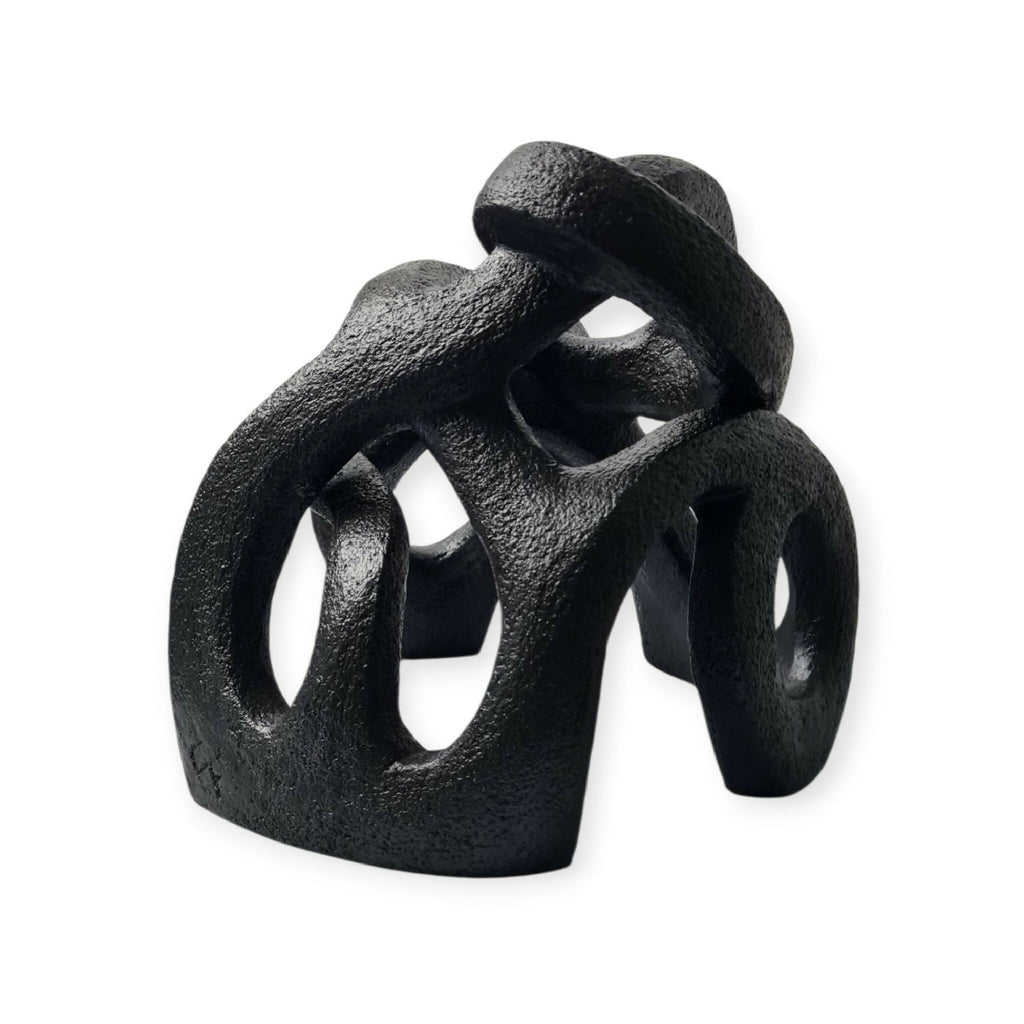 Sculpture abstraite sombre, formes circulaires entrelacées et ouvertures