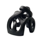 Sculpture abstraite sombre, formes circulaires entrelacées et ouvertures