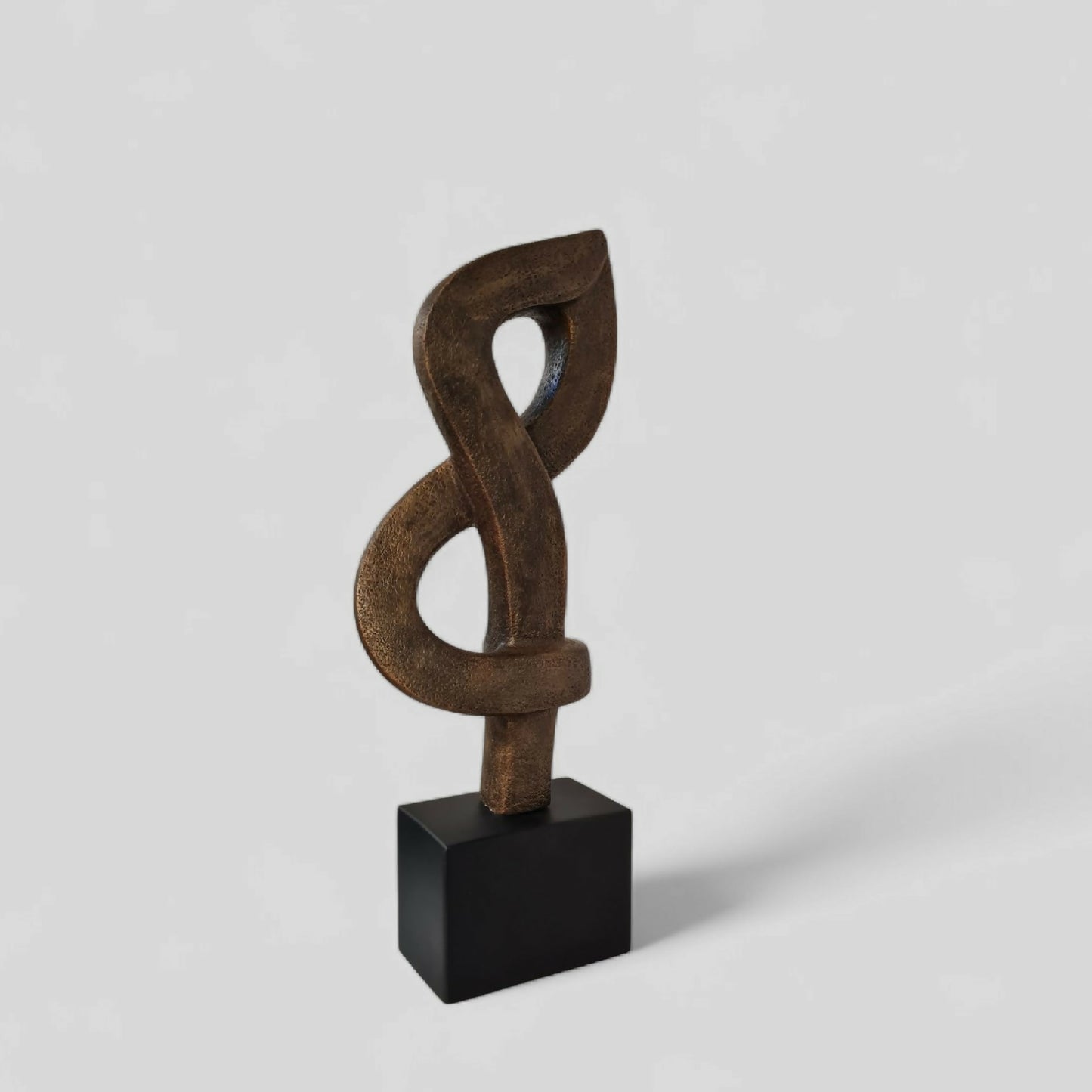 Sculpture contemporaine en céramique en forme de note de musique