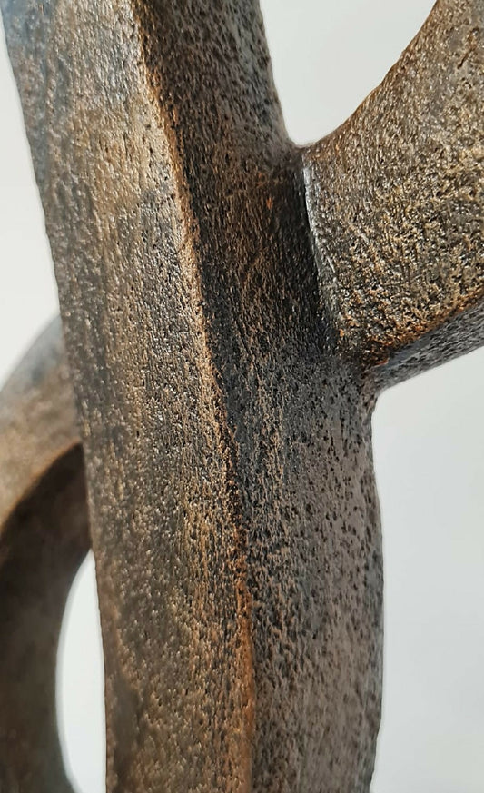 Sculpture contemporaine en céramique en forme de note de musique, gros plan