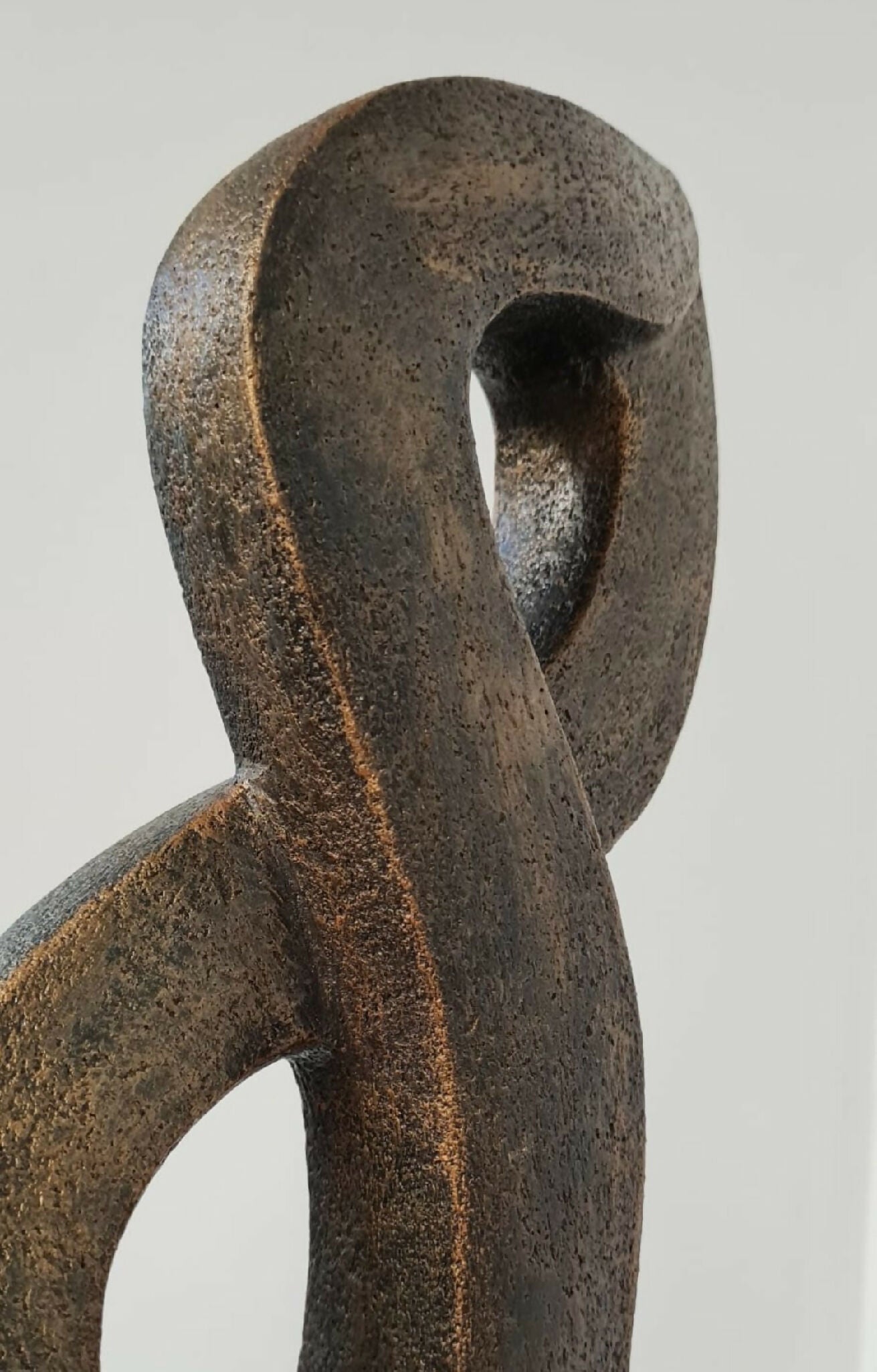 Sculpture contemporaine en céramique en forme de note de musique gros plan. Artisanat français