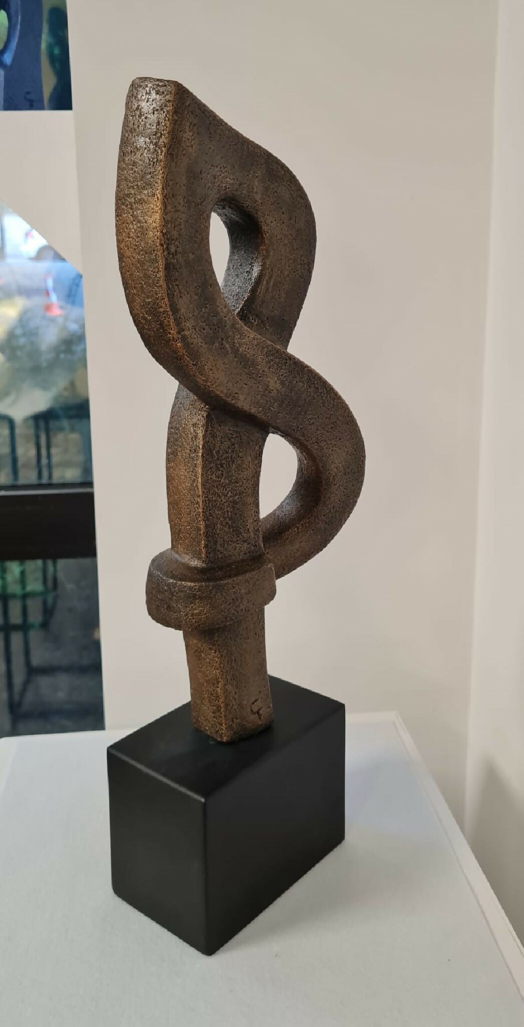 Sculpture contemporaine en céramique en forme de note de musique, artisanat français