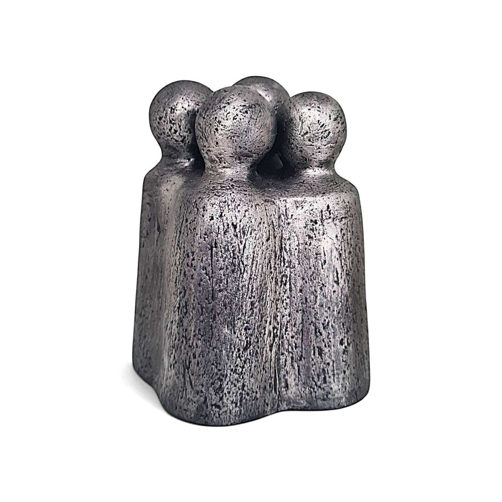 Sculpture contemporaine en métal gris foncé, trois figures rondes réunies