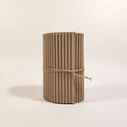 Tube en carton ondulé beige avec ficelle, emballage cylindrique