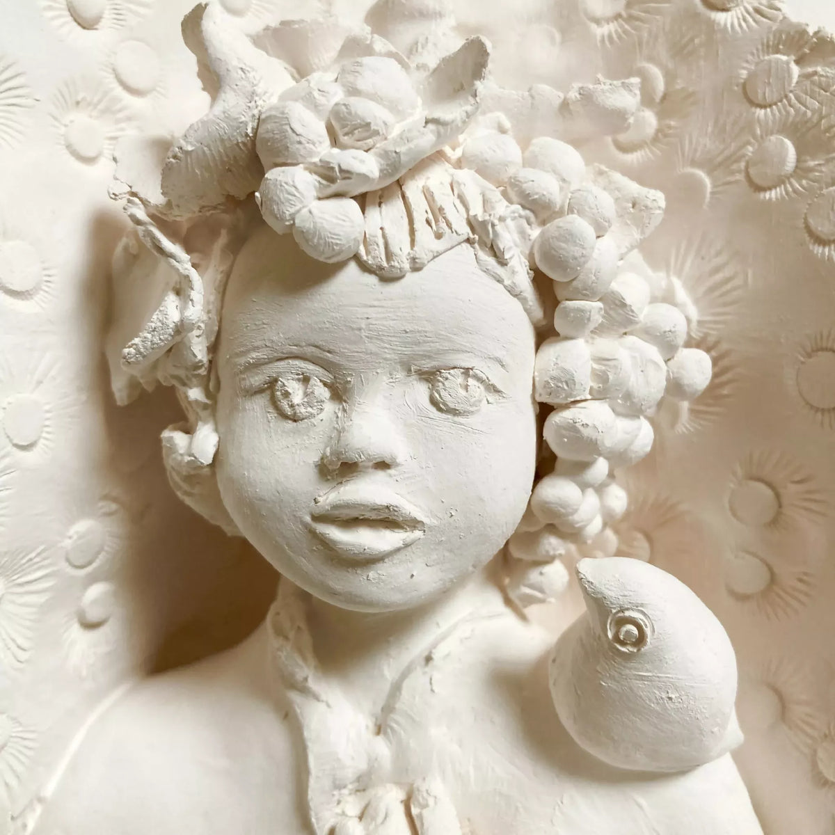 Sculpture en relief visage de femme blanche, fleurs en relief, oiseau miniature