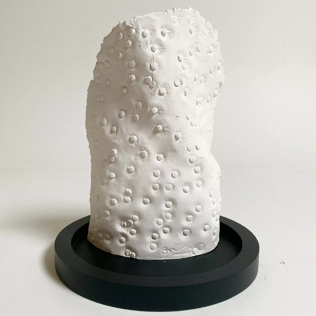 Sculpture en relief dos de femme blanche, texture florale en relief, base noire