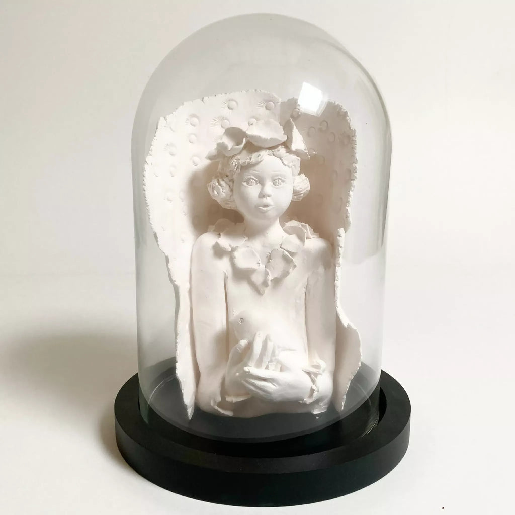 Sculpture femme à l’oiseau en relief sous cloche, figure blanche sur base noire