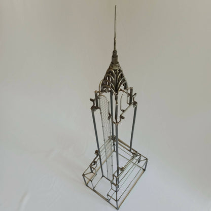 Maquette de la Chrysler Building en métal vieilli, structure ajourée et sommet