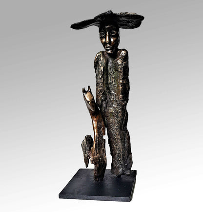 Sculpture figurative en métal noir et doré, personnage debout sur socle carré