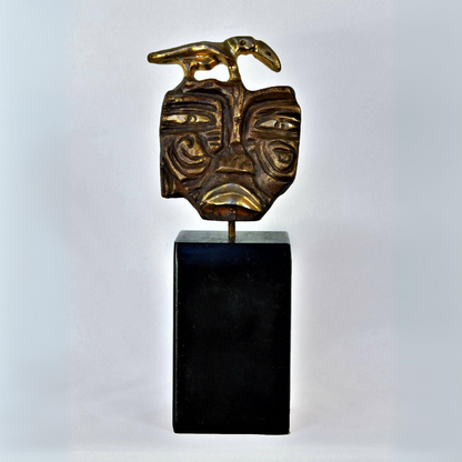 Sculpture bronze : visage stylisé avec oiseau posé, sur socle noir