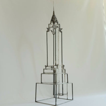 Maquette Chrysler Building en métal vieilli, vue de côté avec base à gradins