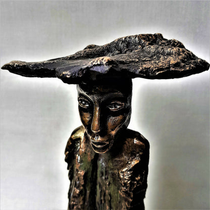 Sculpture figurative en métal noir, buste de personnage avec coiffe ailée