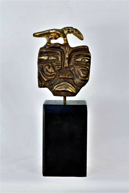 Sculpture bronze visage gravé avec oiseau sur le dessus, sur socle noir