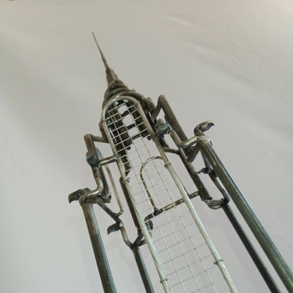 Détail du sommet Chrysler Building : grille métallique et montants en métal vieilli