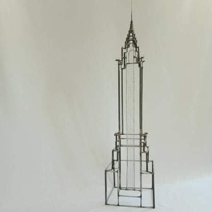 Maquette Chrysler Building en métal vieilli, vue arrière avec plateforme rectangulaire