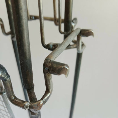 Détail des barres métalliques et fixations sur la maquette Chrysler Building