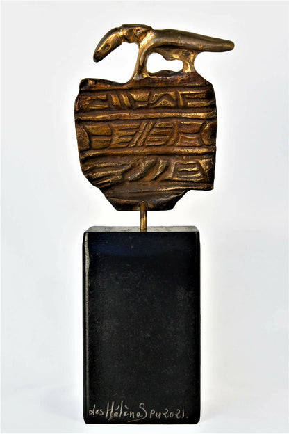 Sculpture bronze visage avec oiseau, sur socle noir avec signature en bas