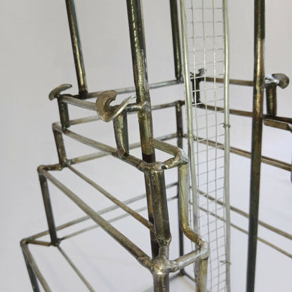 Détail de la cage en métal et des croisillons sur la maquette Chrysler Building