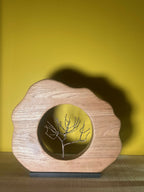 Sculpture en bois en forme florale avec médaillon rond et arbre gravé