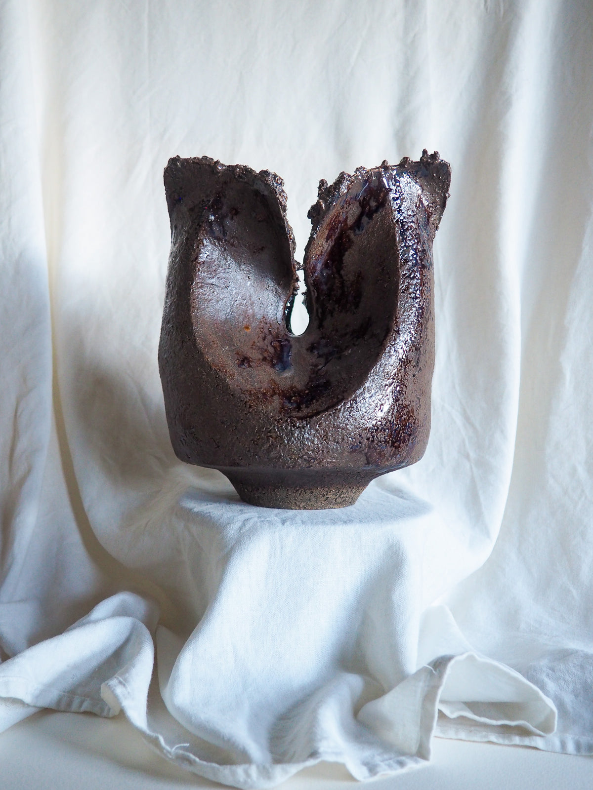 Sculpture Pétal en grès aux formes organiques, façonnée et émaillée à la main par Strato Studio