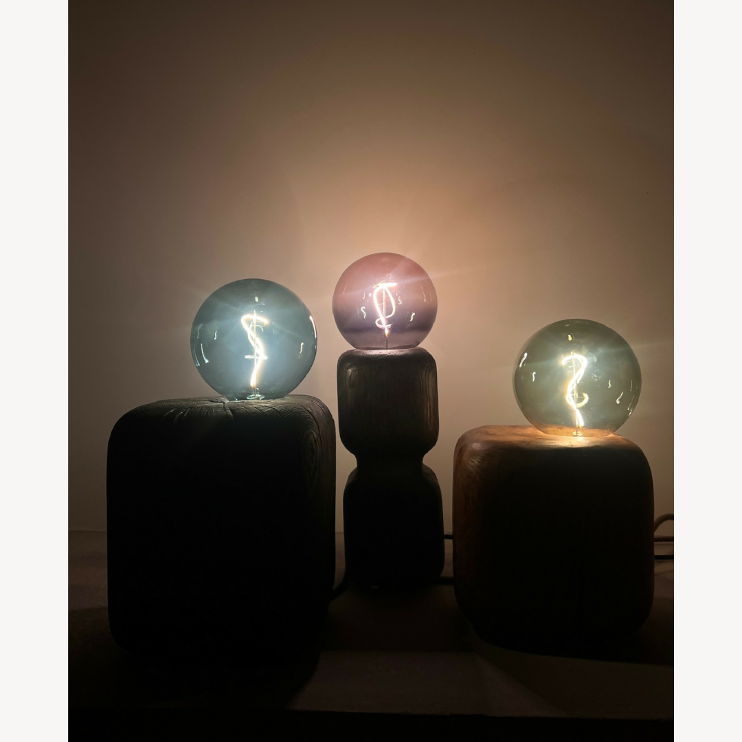 Sculpture lumineuse CUBE SPHERE : trio de blocs noirs avec globes vert et rose