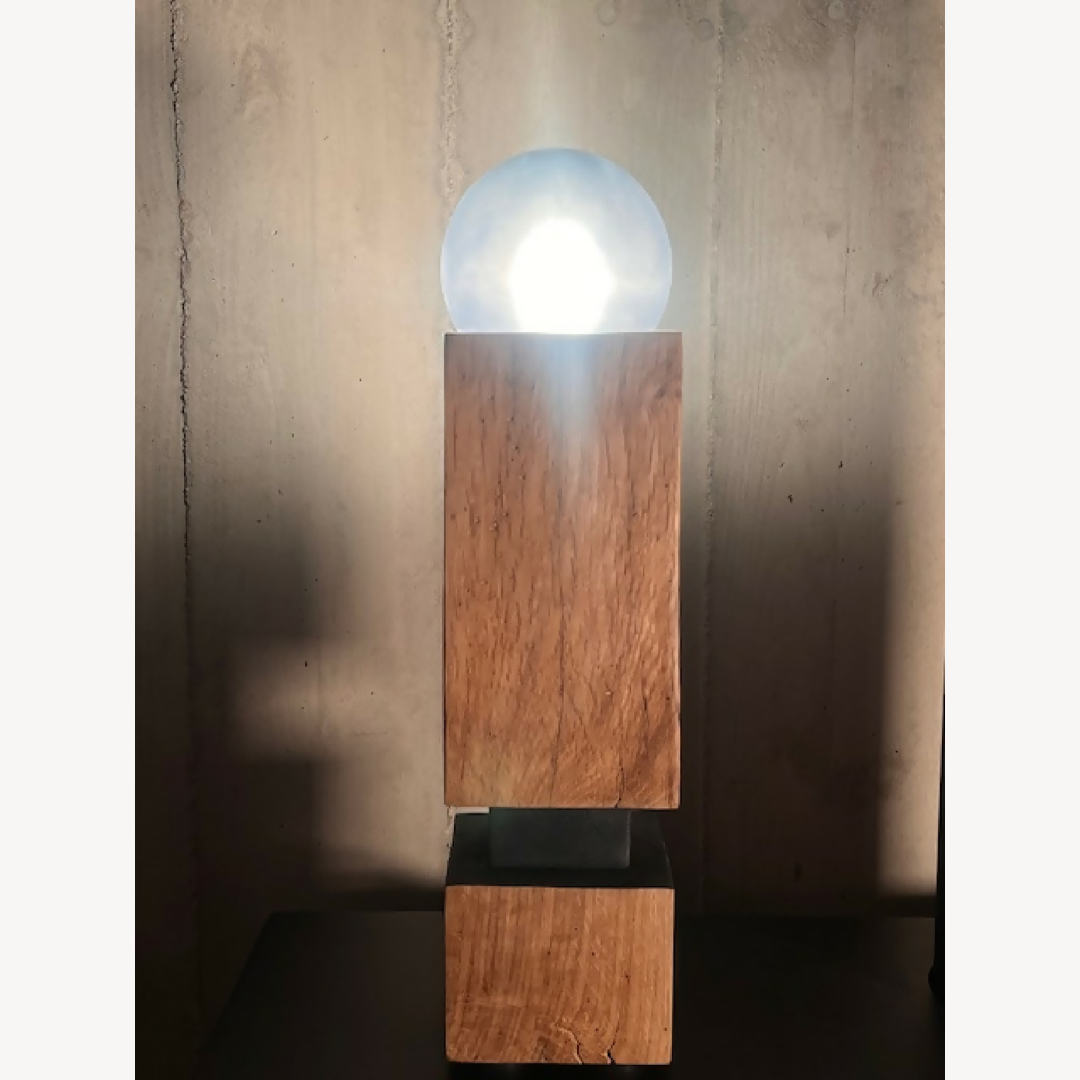 Sculpture lumineuse en bois empilée avec globe lumineux sphérique et base noire