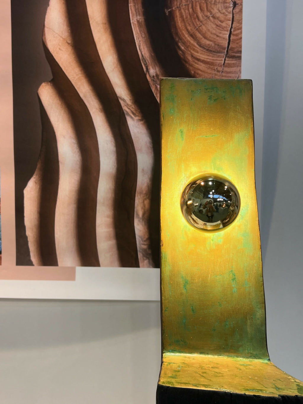 Totem lumineux panneau vert jaune avec hublot rond en verre