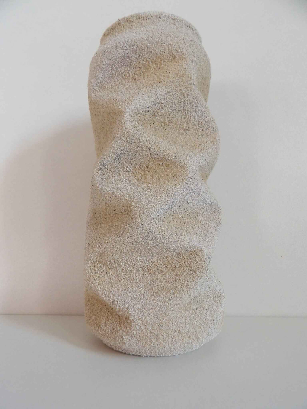 Sculpture abstraite texturée, beige sable, forme organique stylisée