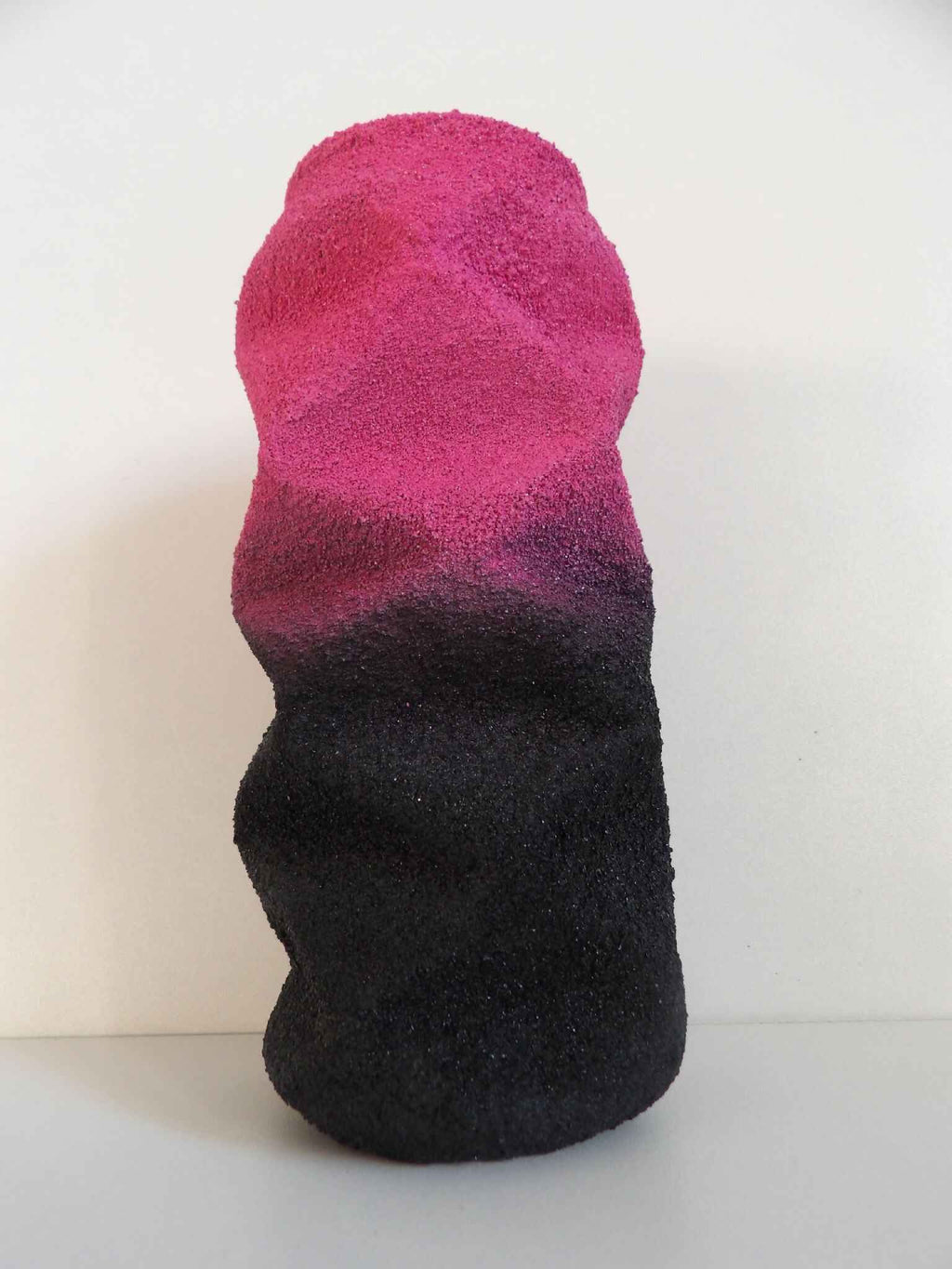Sculpture ALU-47 bicolore, forme abstraite: fuchsia sur base noire.