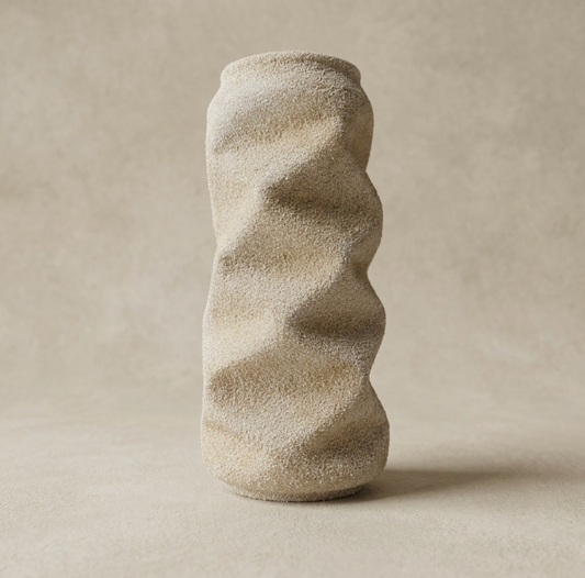 Sculpture abstraite en matériau texturé beige, forme organique