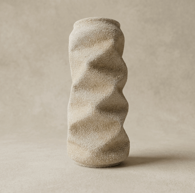 Sculpture abstraite en matériau texturé beige, forme organique
