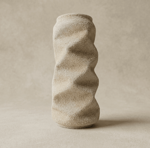 Sculpture abstraite en matériau texturé beige, forme organique