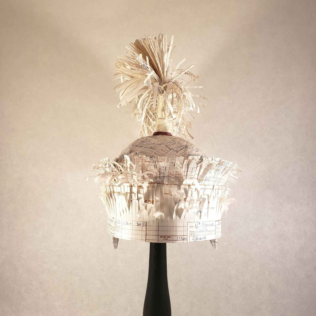 Casque à aigrette en papier imprimé, plumet haut beige, vue de face sur mannequin.