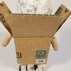 Sculpture bonhomme en carton avec tampon « 59 » et bras en perles
