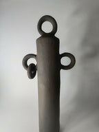 Sculpture totem noir debout avec anneau supérieur et trois petites anses décoratives