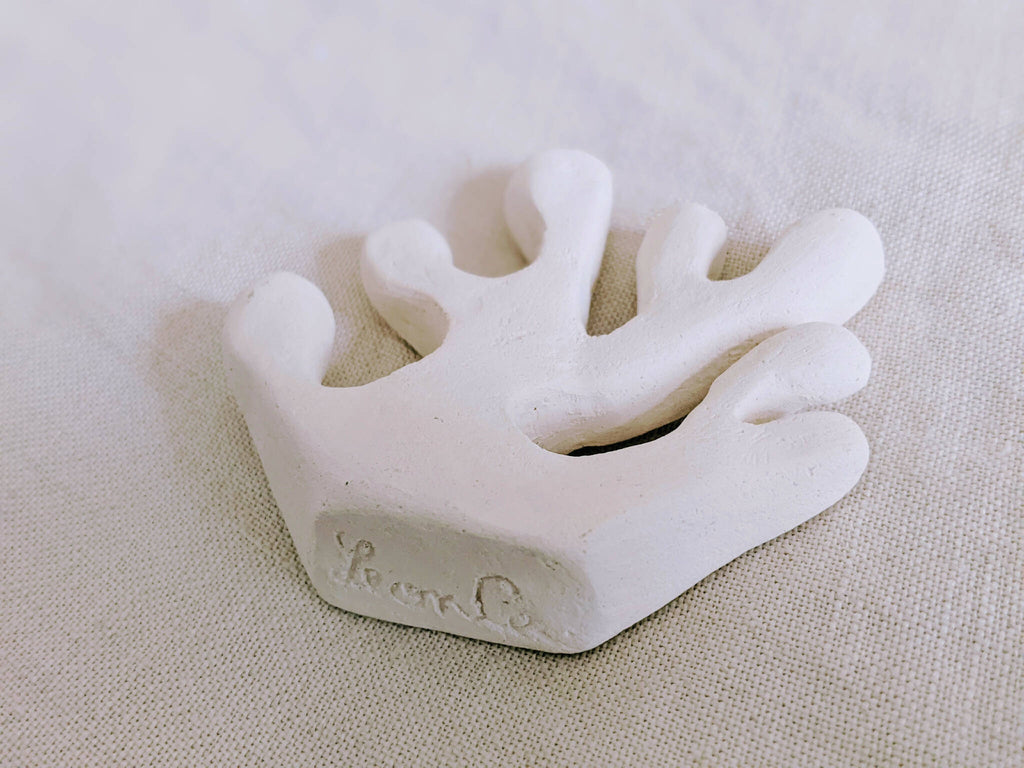 Vase sculpté algue-corail blanc, base marquée au bas, forme corail