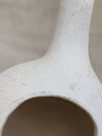 Vase sculpture bulbe blanc, gros plan de l’ouverture circulaire