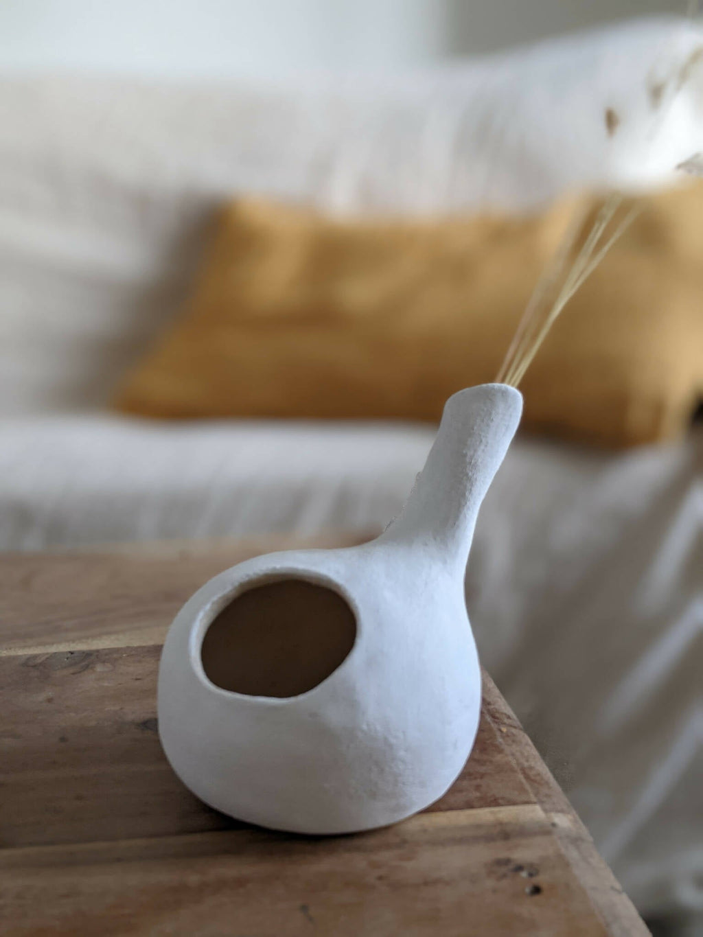 Vase sculpture bulbe blanc avec ouverture ronde et tiges sèches