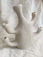 Vase sculpture corail beige en céramique, contours irréguliers et ouvertures multiples