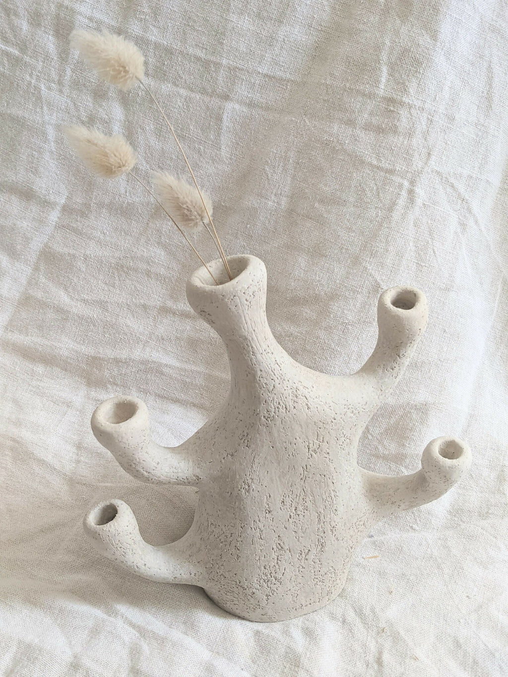 Vase corail beige en céramique, bras arrondis avec ouvertures pour bouquets ou tiges