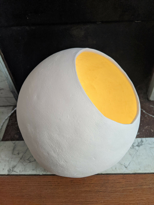 Lampe à poser Bulle blanche en forme de boule, insert lumineux jaune