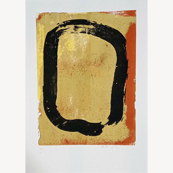 Sérigraphie originale abstraite carrée, fond jaune ocre et cadre orange, forme noire
