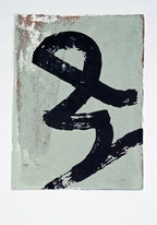 Sérigraphie originale « Scribouilli #01 » : fond vert-gris, traces beiges, signe noir à l’encre.