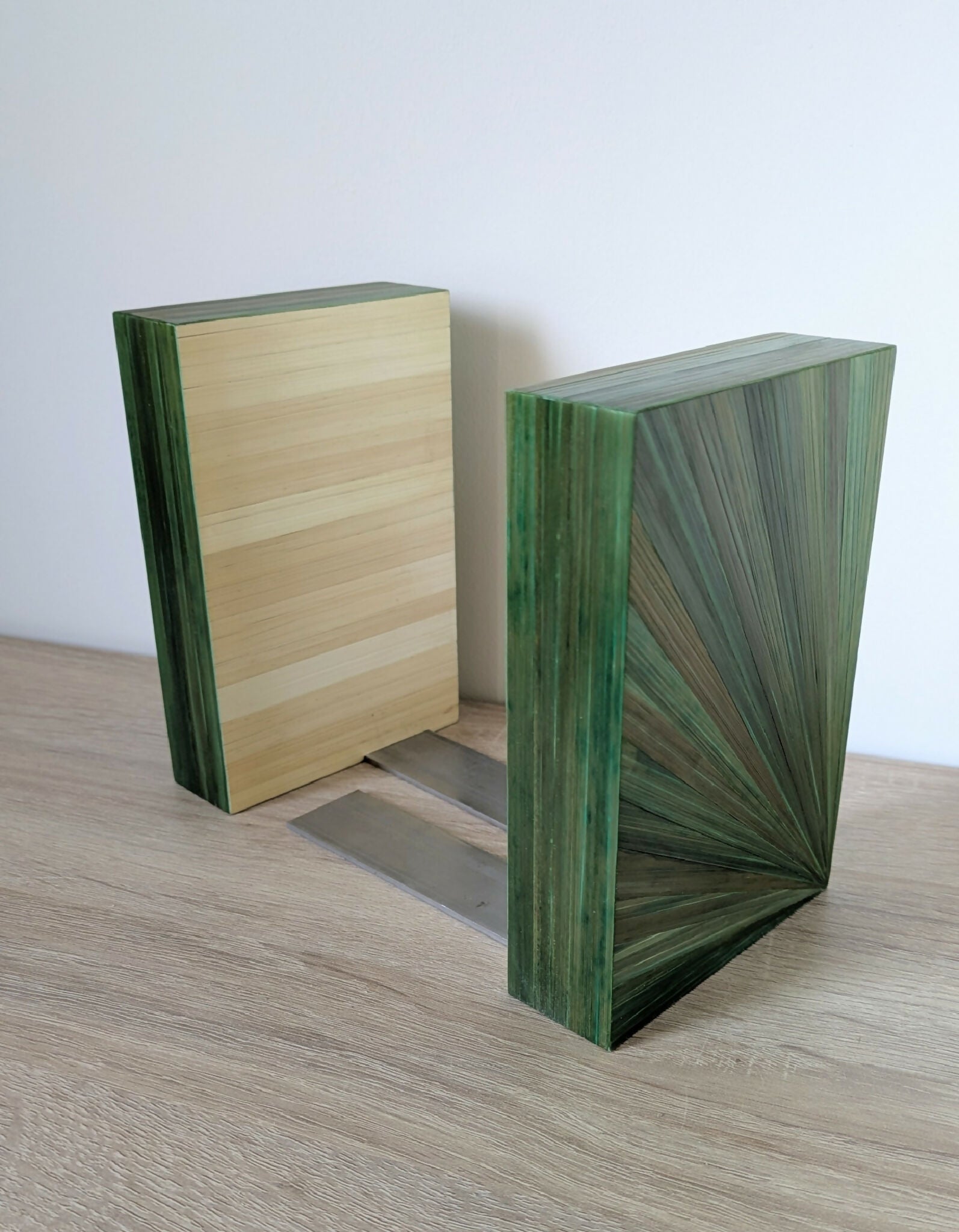 Paire de serre-livres en bois, marqueterie paille verte, vue en angle, base grise