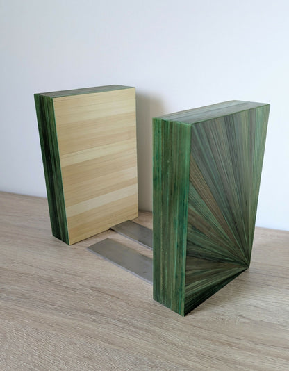 Paire de serre-livres en bois, marqueterie paille verte, vue en angle, base grise
