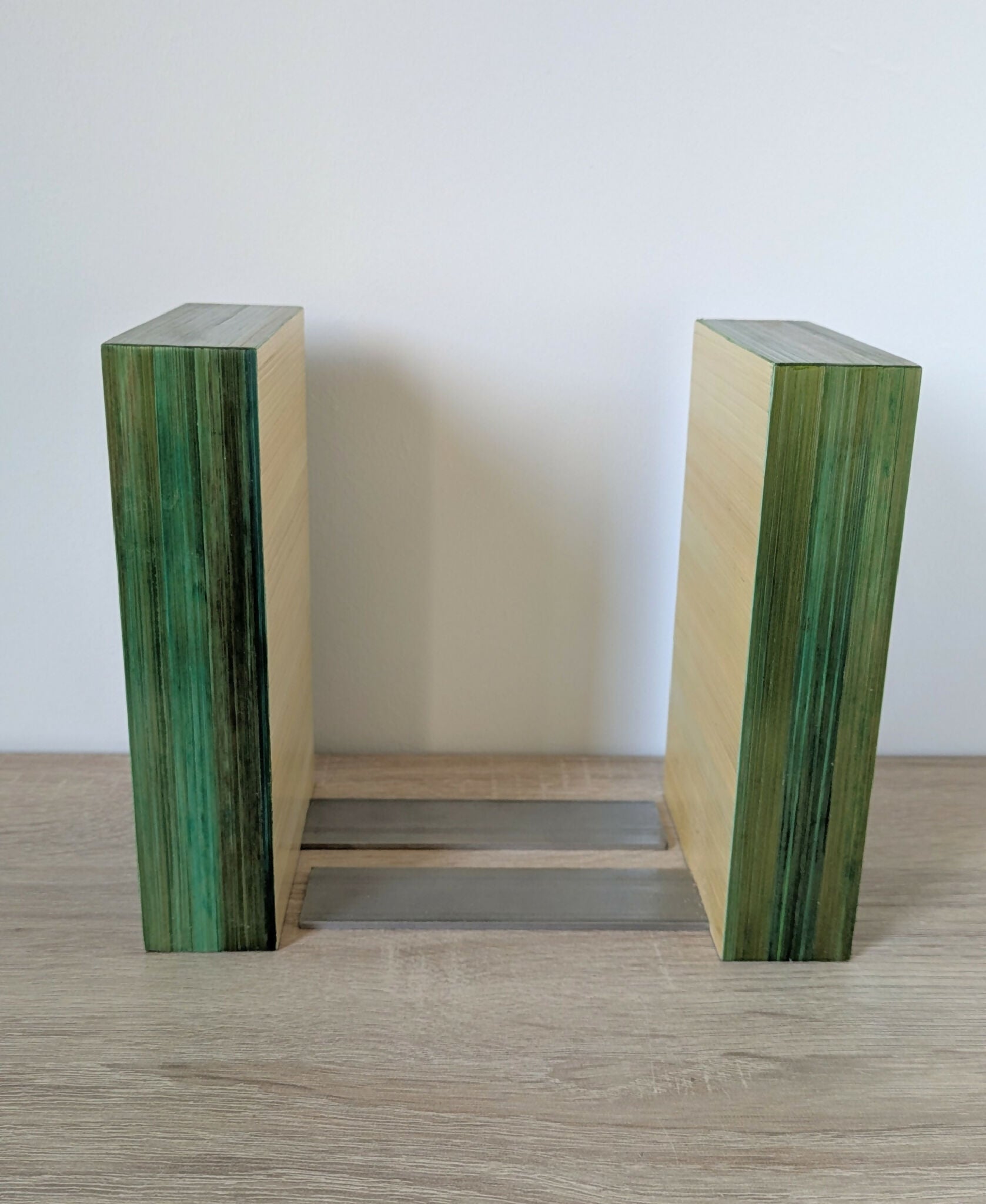 Paire de serre-livres en bois vert, marqueterie en éventail, deux supports
