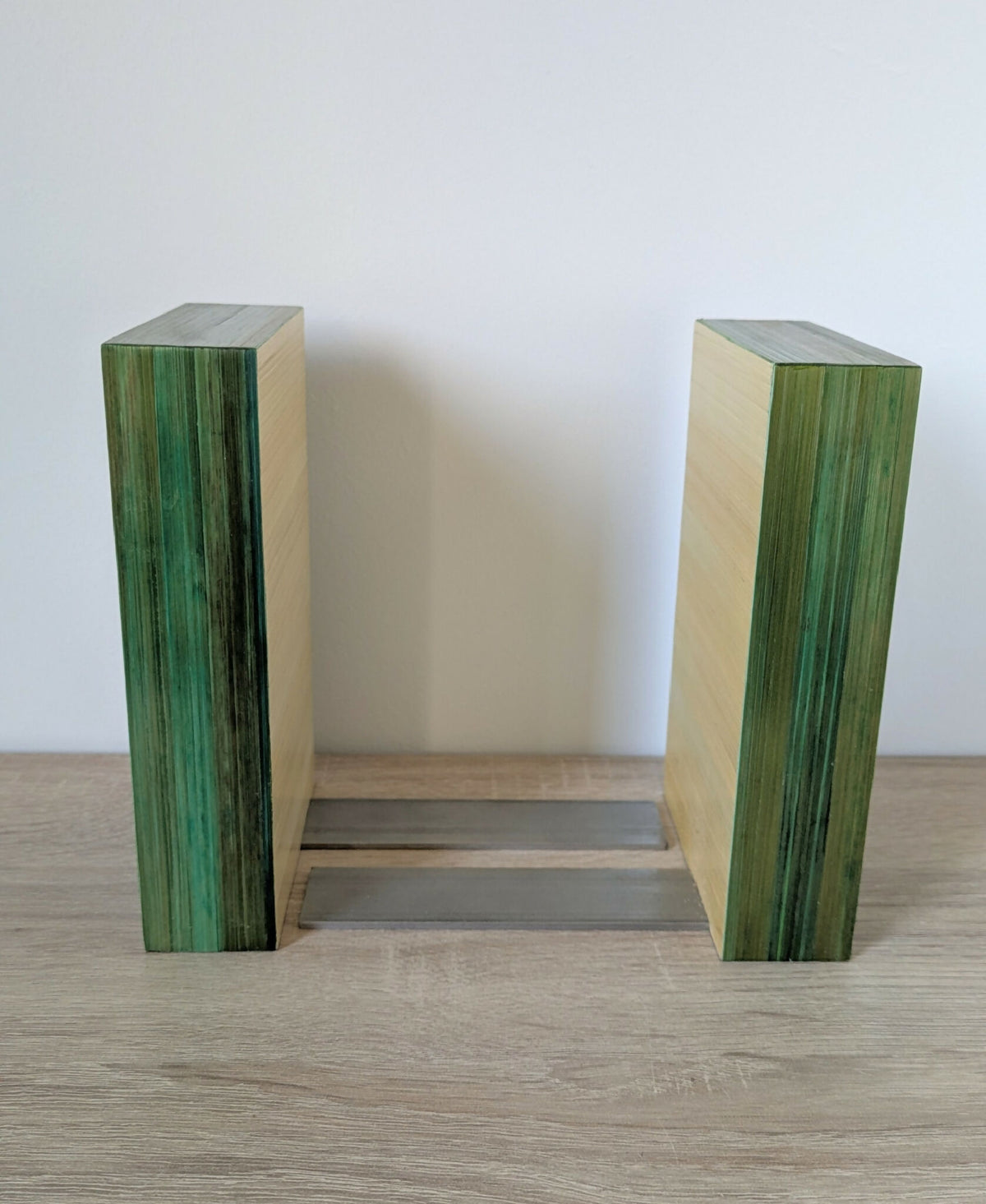Paire de serre-livres en bois vert, marqueterie en éventail, deux supports