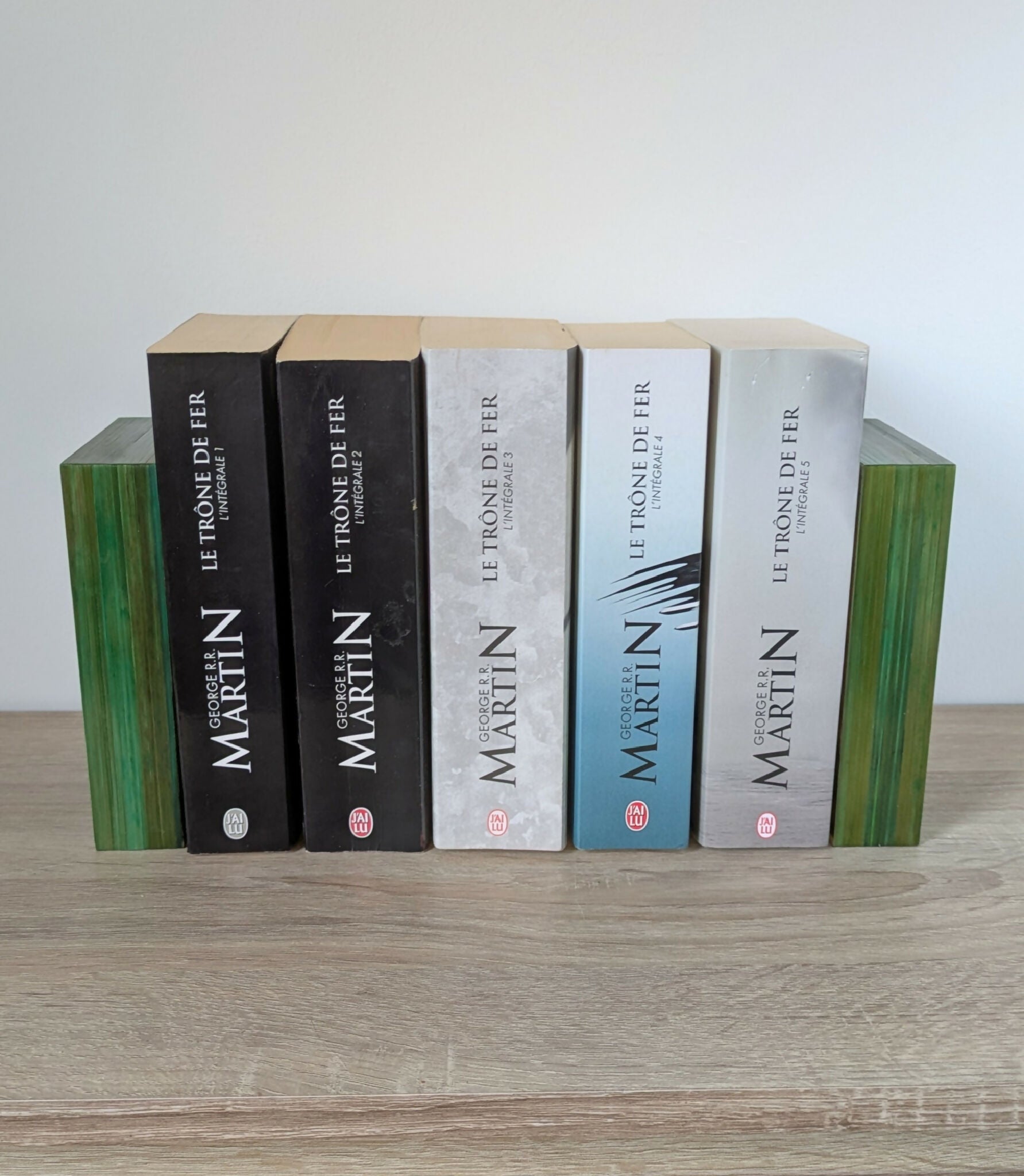 Porte-livres en marqueterie paille verte, avec livres, ensemble de deux serre-livres